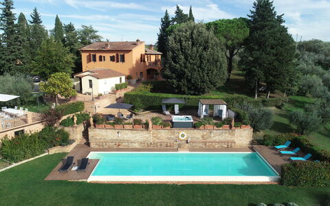 Villa Tresanti: Nuage, Plante, Ciel, Propriété, Bâtiment, Vert, Arbre, L'Eau, Piscine, Fenêtre