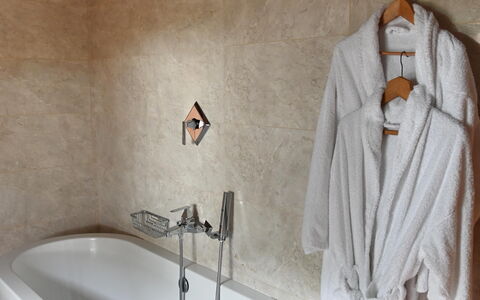 Villa Tresanti: Luminaire Plomberie, Baignoire, Robinet, Salle De Bains, Design Intérieur, Plomberie, Ligne, Mur, Sol
