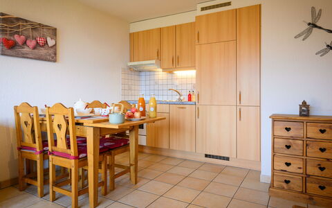 Plein Sud 3: Cabinetry, Meubles, Propriété, Table, Bois, Éclairage, Design Intérieur, La Commode, Tiroir, Sol