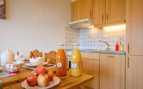 Plein Sud 3: Aliments, Cabinetry, Propriété, Table, Meubles, Comptoir, Bois, Cuisine, Orange, Design Intérieur