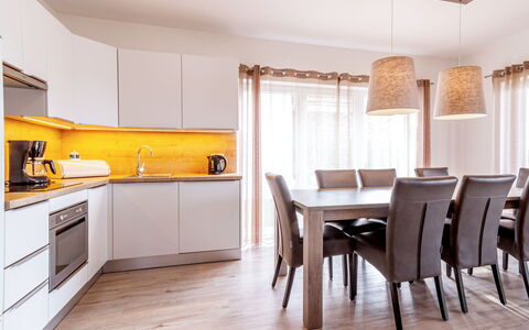 Lakeside Village 18 (+ Sauna): Cabinetry, Meubles, Propriété, Comptoir, Bois, Design Intérieur, Chaise, Architecture, Cuisine, Sol