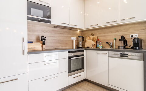 Lakeside Village 22 (+ Sauna): Cabinetry, Propriété, Comptoir, Cuisinière, Produit, Appareil De Cuisine, Cuisine, Bois, Bâtiment, Design Intérieur