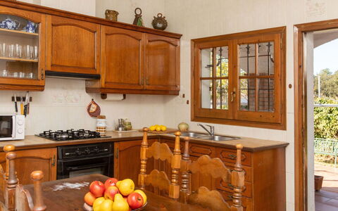 Belloc Ii: Cabinetry, Aliments, Propriété, Comptoir, Bois, Design Intérieur, Cuisine, Cuisinière, Vaisselle, Fenêtre