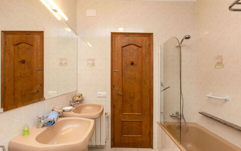 Belloc Ii: Miroir, Luminaire Plomberie, Robinet, Évier, Propriété, Lavabo, Armoire De Toilette, Salle De Bains, Bâtiment