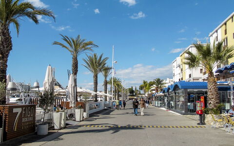 Vilamoura 171: Nuage, Ciel, Bâtiment, Infrastructure, Arbre, Plan D'Eau, Surface De La Route, Arecales, Loisir