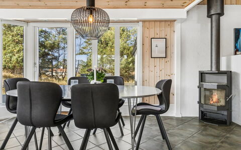 Ansgar - 150M from the Sea: Meubles, Design Intérieur, Sol, Bois, Plafond, Luminaire, Sol, Chaise, Éclairage, Salon