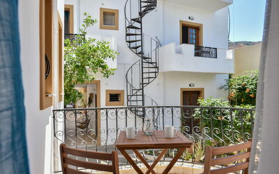 Kapetan Apartments: Plante, Bâtiment, Fenêtre, Table, Bois, Design Intérieur, Rectangle, Mobilier De Jardin, Pot De Fleur