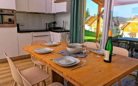 Lakeside Village 37: Table, Meubles, Propriété, Bouteille, Bâtiment, Chaise, Appareil De Cuisine, Cabinetry, Bois, Vaisselle