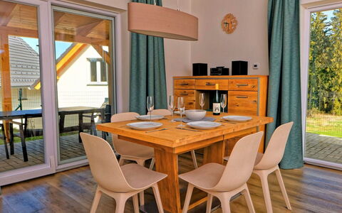 Lakeside Village 37: Table, Meubles, Propriété, Chaise, Bâtiment, Bois, Orange, Fenêtre, Design Intérieur, Table Cuisine Et Salle A Manger