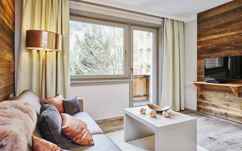 Saalbach-Hinterglemm 900: Propriété, Meubles, Confort, Fenêtre, Bois, Design Intérieur, Bâtiment, Éclairage, Salon, Sol
