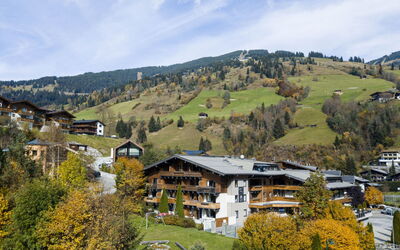 Saalbach-Hinterglemm 900: Nuage, Ciel, Jour, Propriété, Écorégion, Bâtiment, Montagne, Plante, Paysage Naturel, Environnement Naturel