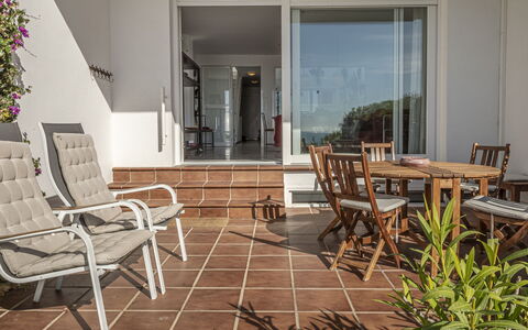 Cristina: L'Eau, Ciel, Piscine, Plante, Bleu, Rectangle, Arbre, Ombre, Mobilier De Jardin, Parapluie