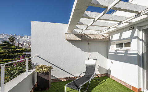 Cristina: L'Eau, Ciel, Piscine, Plante, Bleu, Rectangle, Arbre, Ombre, Mobilier De Jardin, Parapluie