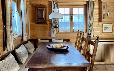 Chalet Rodas 9: Table, Meubles, Fenêtre, Bâtiment, Bois, Chaise, Design Intérieur, Sol, Sol, Dur
