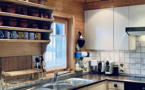 Chalet Rodas 9: Evier, Cabinetry, Comptoir, Propriété, Évier, Robinet, Bois, Cuisine, Éclairage, Design Intérieur