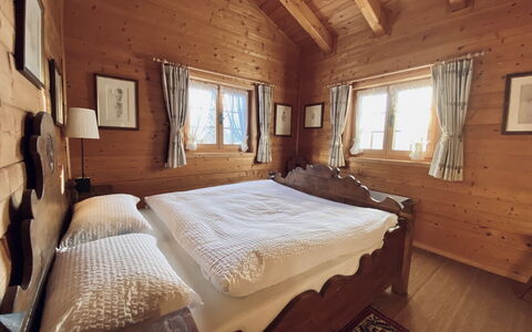 Chalet Rodas 9: Meubles, Fenêtre, Bâtiment, Bois, Confort, Textile, Design Intérieur, Architecture, Cadre De Lit