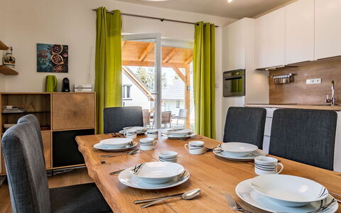 Lakeside Village 38 (+ Sauna): Table, Meubles, Propriété, Vaisselle, Vaisselle, Bois, Textile, Fenêtre, Design Intérieur, Éclairage