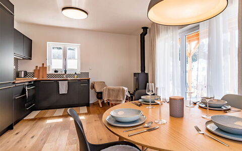 Lakeside Village 42: Table, Meubles, Propriété, Cabinetry, Bois, Chaise, Bâtiment, Éclairage, Design Intérieur, Fenêtre