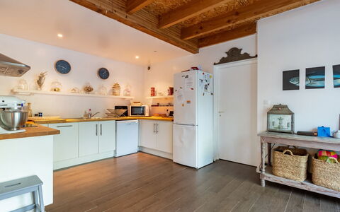 Hibiscus: Cabinetry, Meubles, Comptoir, Bois, Cuisine, Design Intérieur, Appareil De Cuisine, Sol, Rayonnage, Sol