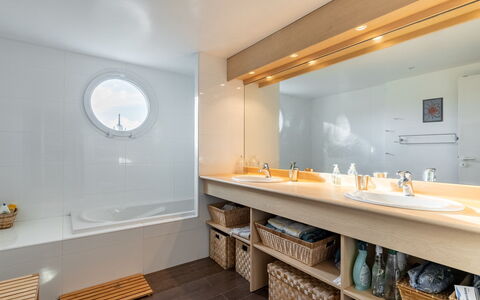 Hibiscus: Miroir, Robinet, Luminaire Plomberie, Évier, Bois, Comptoir, Sol, Sol, Salle De Bains, Dur