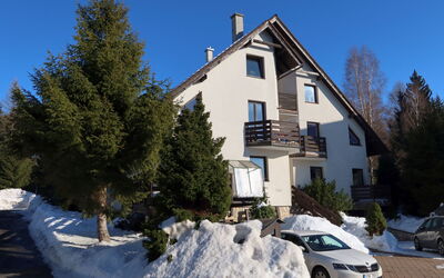 Harrachov 547: Propriété, Ciel, Table, Bois, Ombre, Sol, Mobilier De Jardin, Chaise, Sol, Tache De Bois