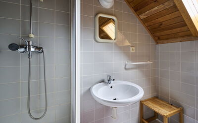 Mountain Escape 547.3: Marron, Robinet, Évier, Miroir, Luminaire Plomberie, Propriété, Lavabo, Salle De Bains, Design Intérieur, Bâtiment