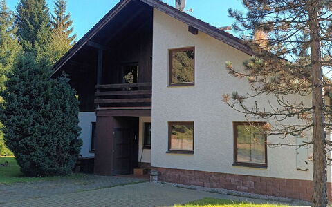 Harrachov 637: Plante, Ciel, Bâtiment, Propriété, Fenêtre, Maison, Arbre, Architecture, Lot Terre, Chalet