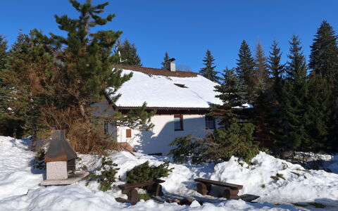 Harrachov 637: Propriété, Ciel, Table, Bois, Ombre, Sol, Mobilier De Jardin, Chaise, Sol, Tache De Bois