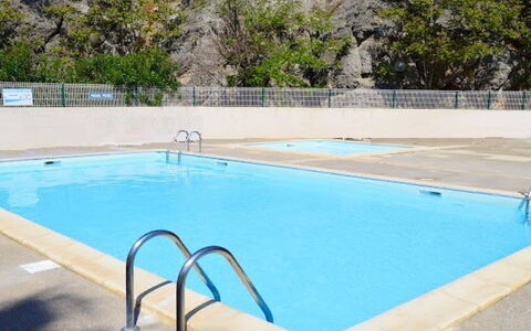 Eden Roc 2: L'Eau, Plante, Piscine, Bleu Azur, Arbre, Rectangle, Ombre, Mobilier De Jardin, Herbe, Composite
