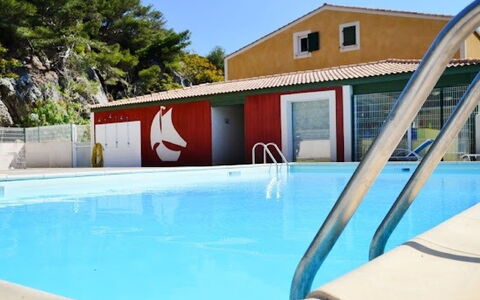 Eden Roc 2: Ciel, L'Eau, Piscine, Fenêtre, Bâtiment, Bleu Azur, Plante, Ombre, Arbre, Mobilier De Jardin