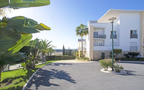 Vista Mar: Ciel, L'Eau, Bâtiment, Propriété, Nuage, Fenêtre, Bleu Azur, Plante, Plan D'Eau, Architecture