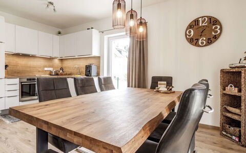 Lakeside Village 33 (+ Sauna): Table, Propriété, Meubles, Bois, Éclairage, Design Intérieur, Bâtiment, Sol, Chaise, Cabinetry