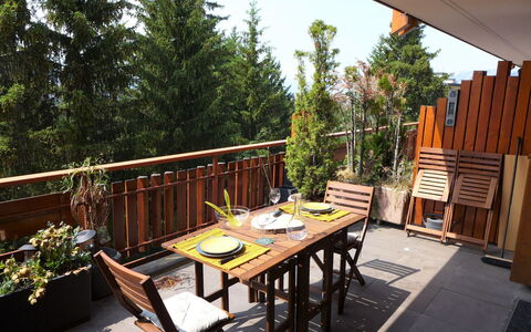 Résidence Byblos 11: Meubles, Table, Plante, Propriété, Ciel, Bâtiment, Ombre, Bois, Arbre, Mobilier De Jardin