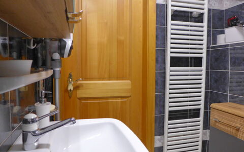 Résidence Byblos 11: Robinet, Propriété, Luminaire Plomberie, Baignoire, Bâtiment, Évier, Design Intérieur, Salle De Bains, Bois, Sol