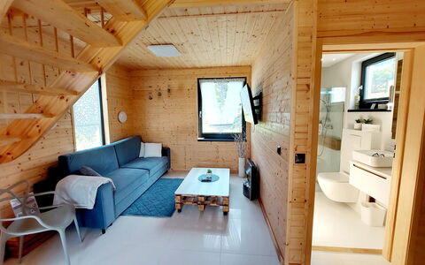 Chatka Pod Górką: Meubles, Propriété, Confort, Miroir, Bâtiment, Canapé, Fenêtre, Design Intérieur, Lampe, Sol