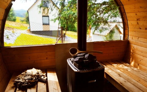Chatka Pod Górką: Plante, Propriété, Fenêtre, Table, Bois, Arbre, Design Intérieur, Lumière Du Soleil, Ombre, Bâtiment