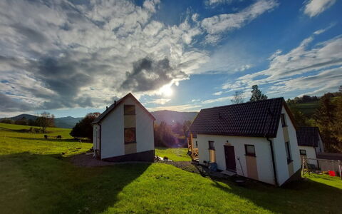 Chatka Pod Górką: Nuage, Ciel, Plante, Bâtiment, Fenêtre, Paysage Naturel, Environnement Naturel, Maison, Arbre, Lot Terre