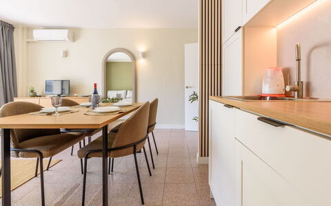 Salou 703: Meubles, Design Intérieur, Sol, Comptoir, Mur, Sol, Bois, Luminaire, Plafond, Cuisine