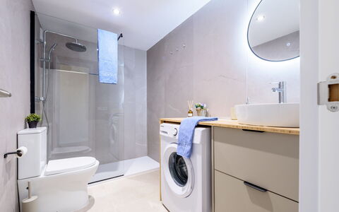 Salou 703: Design Intérieur, Sol, Sol, Luminaire Plomberie, Armoire De Toilette, Machine À Laver, Salle De Bains, Plafond, Cabinetry, Robinet