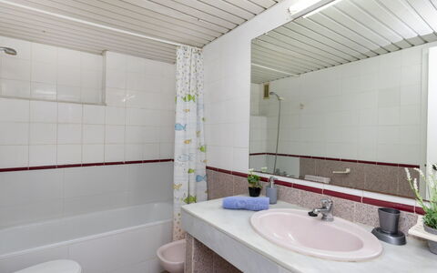 Salou 703: Luminaire Plomberie, Miroir, Évier, Propriété, Robinet, Plante, Salle De Bains, Bâtiment, Plante D'Appartement, Lavabo