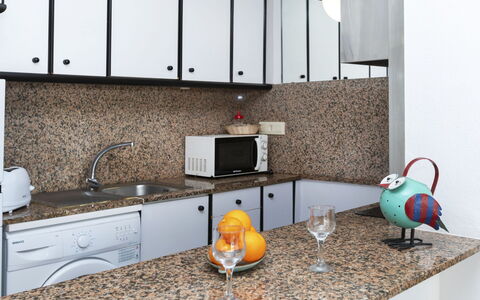 Salou 703: Cabinetry, Comptoir, Propriété, Évier, Design Intérieur, Bois, Cuisine, Bâtiment, Robinet, Sol