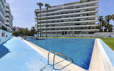 Salou 703: Ciel, Bâtiment, Design Urbain, Ombre, Arbre, Nuage, Bloc Tour, Maison, Condominium, Piscine