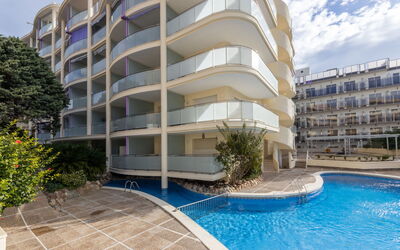 Salou 712: L'Eau, Ciel, Propriété, Arbre, Bâtiment, Piscine, Bleu Azur, Plan D'Eau, Loisir, Design Urbain