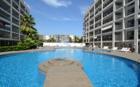 Salou 723: Plante, Ciel, L'Eau, Propriété, Bâtiment, Bleu Azur, Arbre, Piscine, Design Urbain, Arecales