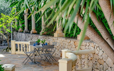 Villa Rosa: Meubles, Mobilier De Jardin, Pot De Fleur, Ombre, Jardin, Chaise, Plante D'Appartement, Dalle, Conception, Aménagement Paysager