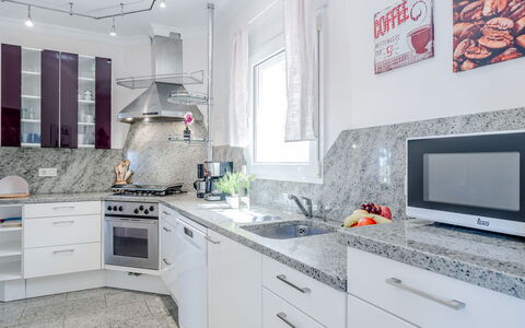 Villa Rosa: Cuisine, Comptoir, Appareil De Cuisine, Principaux Appliance, Sol, Cabinetry, Électroménager, Design Intérieur, Domicile, Meubles