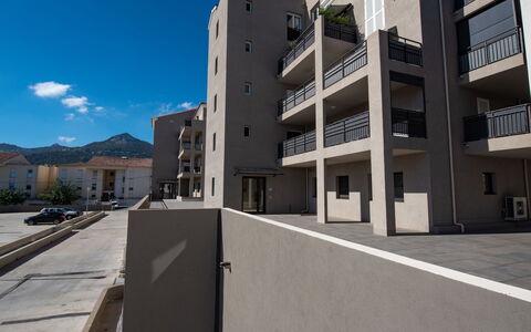 Résidence les 3C: Plante, Ciel, L'Eau, Propriété, Bâtiment, Bleu Azur, Arbre, Piscine, Design Urbain, Arecales