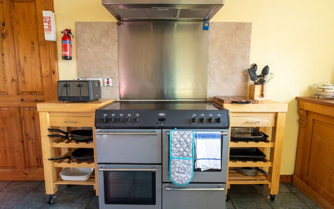 Ceilidhtail Cottage: Cabinetry, Meubles, Appareil De Cuisine, Gaz Poele, Cuisinière, Cuisine, Électroménager, Cooktop, Comptoir, Le Fourneau