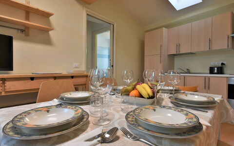 Duomo Mansarda: Vaisselle, Meubles, Propriété, Vaisselle, Table, Bois, Cabinetry, Assiette, Design Intérieur