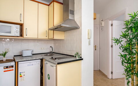 Palm Beach: Cabinetry, Comptoir, Propriété, Appareil De Cuisine, Bâtiment, Cuisinière, Evier, Bois, Évier, Cuisine